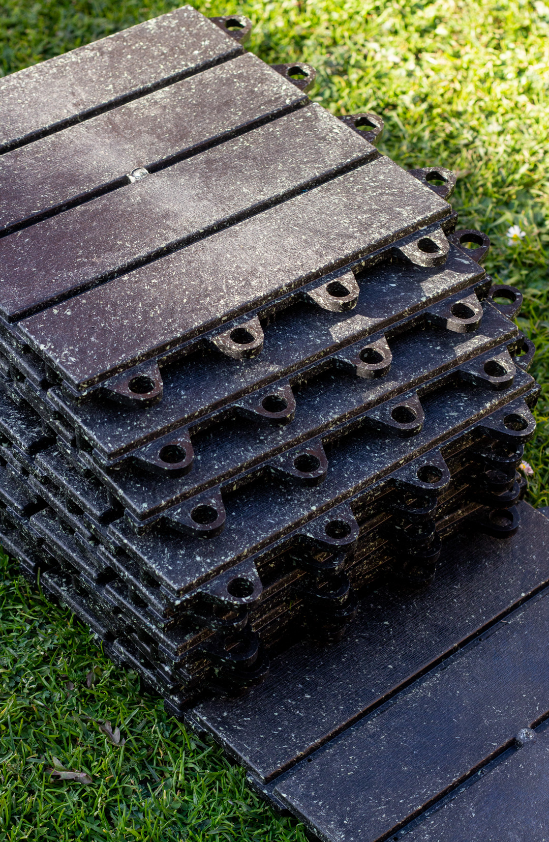 Stack de baldosas sobre césped en exterior